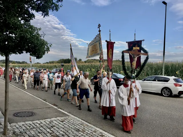 Nach dem Einzug der Pilger in die Wallfahrtskirche St. Afra im Felde beginnt der Festgottesdienst. Die legendäre Lebensgeschichte der erste Märtyrerin nördlich der Alpen spricht Themen an, die bis heute aktuell sind: Flucht und Migration, leben in prekären und ausbeuterischen Lebensverhältnissen, Auseinandersetzungen um das Recht auf freie Religionsausübung.  | Foto: Achim Lüders