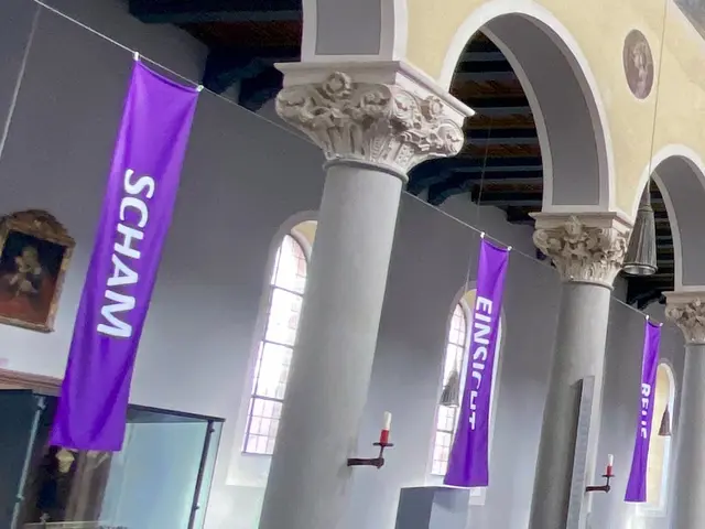 „Wie wichtig es ist, uns als Kirche der Diskussion zu stellen, merke ich hier, wo schon einzelne Begriffe auf Fahnen aufgezogen und in den Kirchenraum gehängt, so heftig diskutiert werden“, sagt Stadtpfarrer Steffen Brühl anlässlich einer Installation zum Missbrauchsskandal in der Katholischen Kirche in der Fastenzeit 2022.  | Foto: P. Steffen Brühl