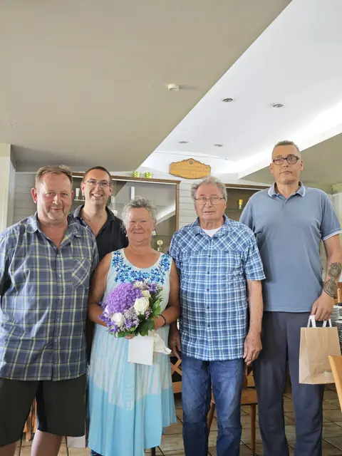 Gruppenfoto im Vereinsheim des KGV Dornröschen: Manuel Diefert, Mike Wittbold, Gabriela Placzek, Eugenio Maiolo und Daniel Jansen stehen vor einer Pokalvitrine.