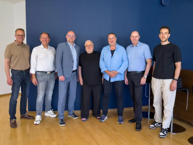 Die Stadtspitze, das Veranstalter-Team und die Verantwortlichen von Duisburg Kontor freuen sich auf das Stadtfest. V.l. Alexander Klomparend, Uwe Kluge, OB Sören Link, Hauptsponsor Ralf Pape, Bülent Aksen, Christoph Späh und Tom Södler.
Foto: Duisburg Kontor
