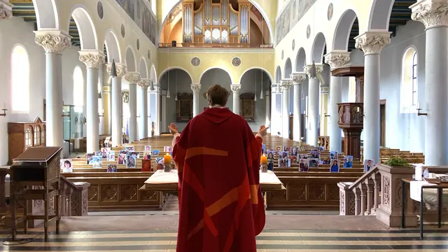 „So kann ich bei der Feier der Hl. Messe wenigstens in die Gesichter unserer Leute schauen“, sagt Stadtpfarrer Steffen Brühl, der auch trotz Öffentlichkeitsverbot die Gottesdienste weiter feiert. Seine Gemeindemitglieder haben Fotos von sich geschickt, die jetzt an den Kirchenbänken angebracht sind.  | Foto: Pfarrei St. Jakobus maj.