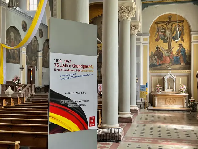 Zum 75. Jahrestag der Einführung des Grundgesetzes organisierte Stadtpfarrer P. Steffen Brühl eine Ausstellung in der Stadtpfarrkirche.
„Gerade in Zeiten, wo das Fundament unseres Zusammenlebend, das Grundgesetz, unter Druck geraten ist, ist es wichtig, dass auch wir als Christen uns klar hinter unsere Verfassung stellen“, so P. Brühl.  | Foto: P. Steffen Brühl