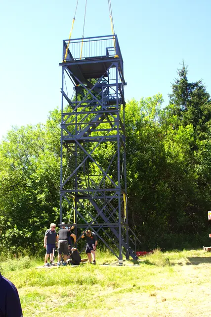 noch hängt der Aussichtsturm in den Seilen vom Kran