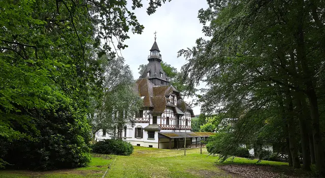 Wanderweg durch den Arnsberger Wald mit Blick auf das Jagdschloss | Foto: Shima Mahi