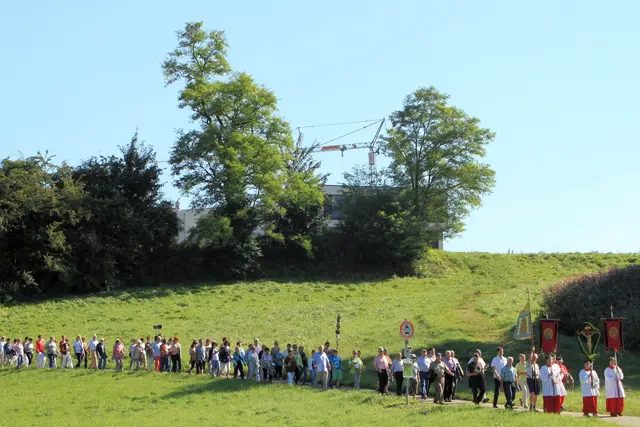 Bis heute finden Wallfahrten zur Augsburger Bistumspatronin statt. Am 7. August, dem offiziellen Gedenktag der Kirche für die heilige Afra, findet das jährliche Afra-Fest mit traditioneller Fußwallfahrt und Festgottesdienst statt. | Foto: Achim Lüders