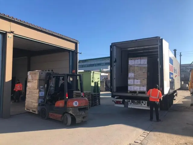 Viele packten mit an, besonders die Mitarbeitenden des Städtischen Baubetriebshof, damit die vielen Sachspenden in die Ukraine gebracht werden konnten.  | Foto: Pfarrei St. Jakobus maj.