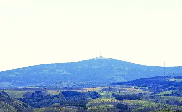 Blick vom "Panoramaweg" zur Schalke auf die Harzberge