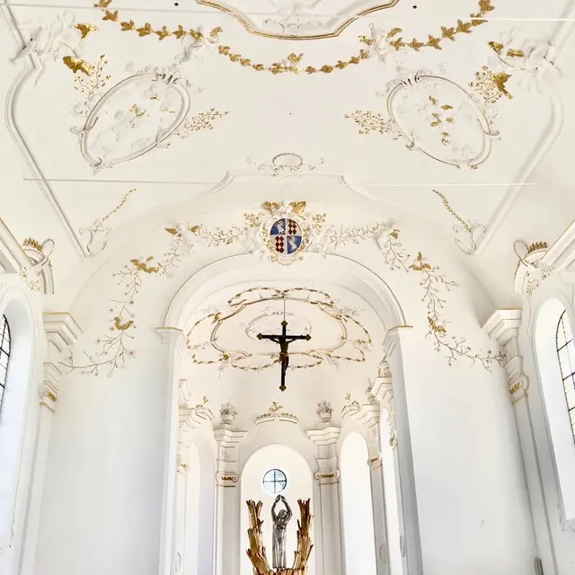 Denkmalpflegerische Befundsuntersuchungen brachten eine große Überraschung. Die ursprüngliche Farbfassung der Kirche von 1712 ist tatsächlich noch rekonstruierbar. Die Afra-Kirche war ursprünglich in ein edles Alabasterweiß getaucht mit goldenen Absetzungen im Stuck. Diese Farbfassung wurde in der Generalsanierung 2021 bis 2024 wieder hergestellt.  | Foto: P. Steffen Brühl
