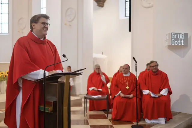 Stadtpfarrer Steffen Brühl bedanke sich bei der feierlichen Eröffnung im September 2024 herzlich bei allen, die zur Generalsanierung der Wallfahrtskirche St. Afra im Felde beigetragen haben. | Foto: Achim Lüders