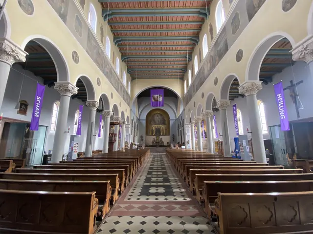 „Der Missbrauchsskandal ist eine eiternde Wunde der Kirche. Und jeder weiß, eiternde Wunden müssen ausgeräumt werden, bevor sie heilen können. Zudecken macht es nur noch schlimmer“, sagte Stadtpfarrer Steffen Brühl und organisierte in der Fastenzeit 2022 für die Stadtpfarrkirche St. Jakob eine Installation, die heftig diskutiert wurde.  | Foto: P. Steffen Brühl