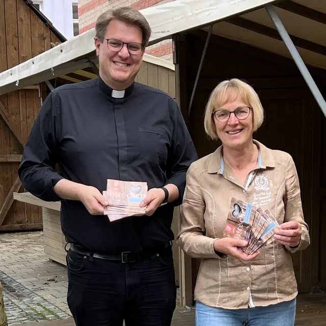 Stadtpfarrer P. Steffen Brühl setzte sich unter anderem dafür ein, dass in Friedberg die Möglichkeit zur gesellschaftlichen Teilhabe nicht vom Geldbeutel abhängig sein sollte. So gibt die Pfarrei z.B. zum Altstadtfest ein Gutscheinheft für finanziell benachteiligte Friedbergerinnen und Friedberger heraus.  | Foto: Pfarrei St. Jakobus maj. 