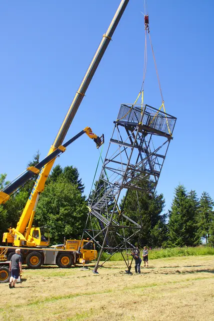hier ist der Turm schon fast aufgerichtet