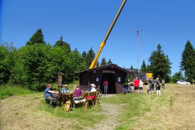 der Autokran hinter der Pötschner  Hütte wartet auf seinen Einsatz