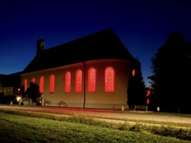 Im November wird die Wallfahrtskirche St. Afra im Felde jährlich beim Red Wednesday rot illuminiert. Sie beteiligt sich an dieser weltweiten Aktion, bei der bedeutende öffentliche Gebäude und Kirchen rot leuchten und damit auf das gefährdete Menschenrecht der freien Religionsausübung hinweisen. | Foto: P. Steffen Brühl