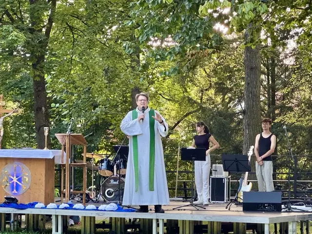 „Der christliche Glaube fällt nicht vom Himmel - ich muss ihn erleben. Und dafür ist die Rockmesse im Stadtpark prima geeignet“, meint Stadtpfarrer P. Steffen Brühl. 
 | Foto: Franz Scherer