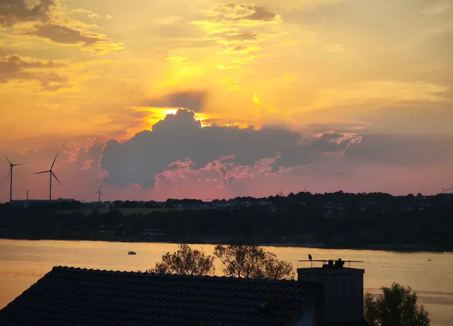 Eine dunkle Wolke schiebt sich vor die Sonne. | Foto: Shima Mahi