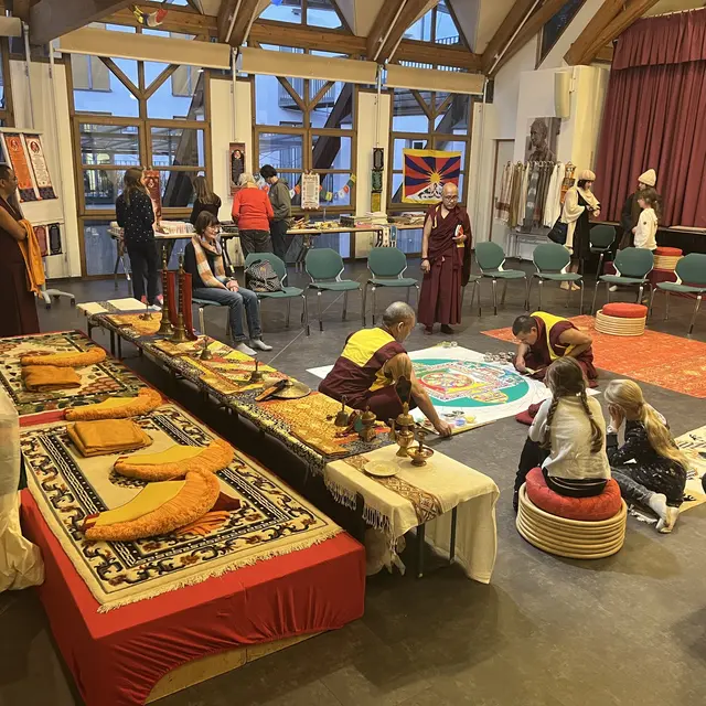 „Es geht nicht um Gleichmacherei“, sagt Stadtpfarrer Steffen Brühl. „Es geht darum, Unterschiede zu verstehen und auch sich der eigenen Wurzeln zu vergewissern.“ So stellten bei dem Besuch tibetisch-buddhistischer Mönche in Friedberg beide Religionen  ihre Traditionen zum Frieden dar.  | Foto: Pfarrei St. Jakobus maj.