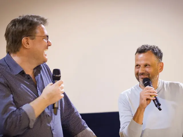 „Das Tolle an meinem Beruf ist, dass ich immer wieder interessante Menschen treffe und mit ihnen ins Gespräch komme“, sagt Stadtpfarrer P. Steffen Brühl. Es muss nicht immer Prominenz sein, wie hier Gerhard Wittman, der in den Eberhofer Krimis den Leopold Eberhofer spielt. Die interessantesten Leute leben oft nebenan.  | Foto: Pfarrei St. Jakobus maj. 