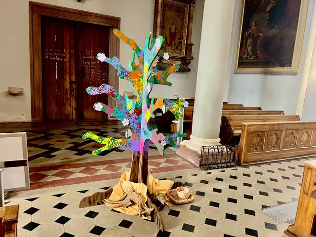 Verschiedene Gemeindemitglieder gestaltete den Hoffnungsbaum im Heiligen Jahr der Hoffnung. | Foto: P. Steffen Brühl