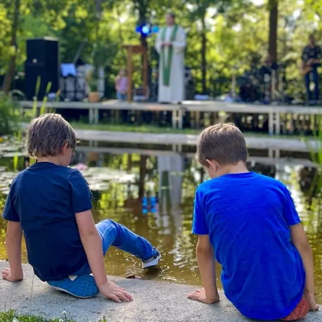 Die Rockmesse im Stadtpark zieht immer mehr Menschen an. Ganz jung bis schon ziemlich alt hat Spaß an guter Musik und etwas zum Nachdenken.  | Foto: Franz Scherer