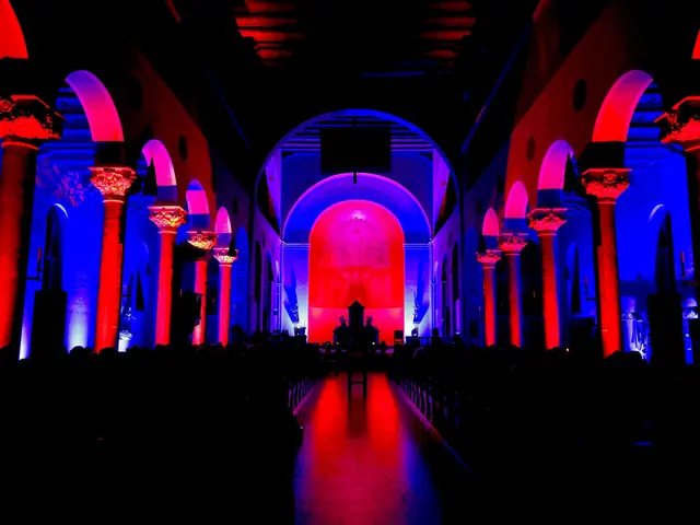 Beim Projekt „Interstellar“ zeigte sich die Stadtpfarrkirche St. Jakob im März 2026 in neuem Licht.  | Foto: Achim Lüders