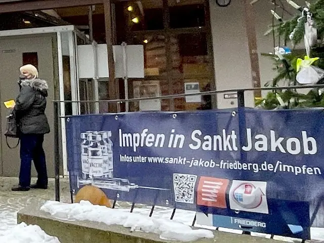 Als es in der Corona-Pandemie zu wenig Impfmöglichkeiten gab, organisierte Stadtpfarrer P. Steffen Brühl gemeinsam mit der Sozialstation Friedberg-Hochzoll Impfungen im Pfarrzentrum.  | Foto: P. Steffen Brühl