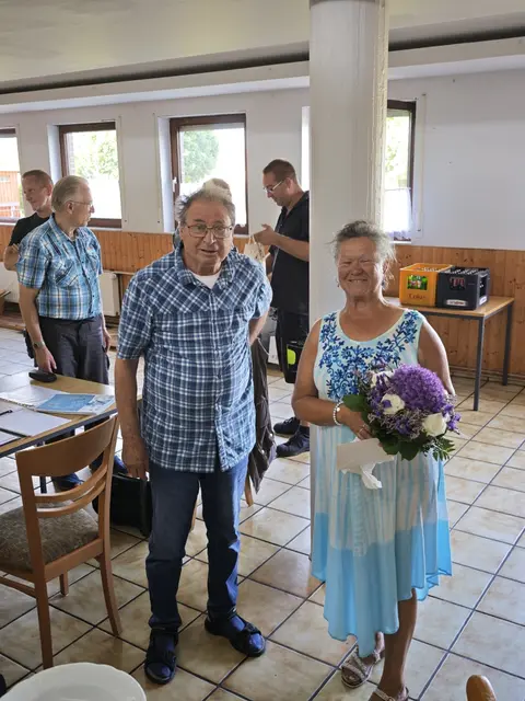Andres Schmitt steht links, daneben Eugenio Maiolo, rechts Gabriela Placzek; im Hintergrund befinden sich Markus Schmidt und Manuel Diefert im Vereinsheim des KGV Dornröschen.