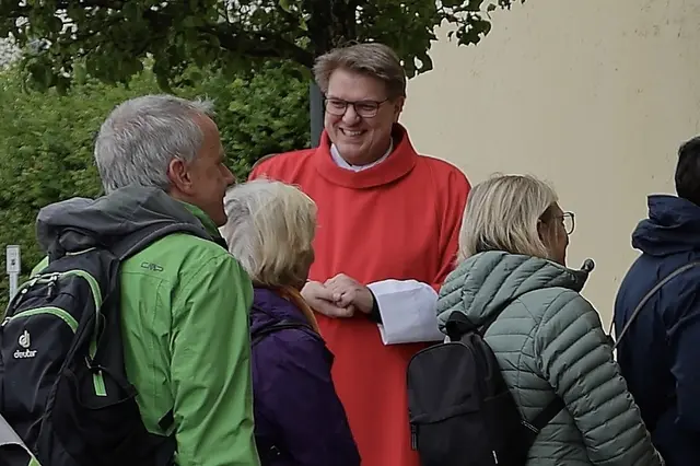 Stadtpfarrer Steffen Brühl, der als Rector ecclesia auch die Wallfahrtsstätte St. Afra im Felde leitet, begrüßt Wallfahrer. | Foto: Achim Lüders
