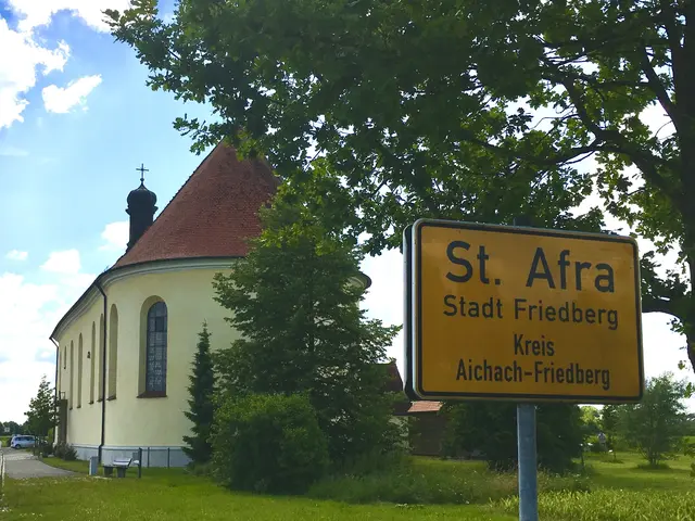 Die Wallfahrtskirche St. Afra im Felde markiert den Ort, an dem der Überlieferung nach die erste Märtyrerin unseres Landes ihr Leben verlor.
St. Afra im Felde gehört zu den ältesten Wallfahrtsstätten Bayerns.  

Die Generalsanierung der 1712 geweihten Kirche unter Stadtpfarrer Brühl ließ ein spirituelles, kirchengeschichtliches und sozialpolitisches Zentrum wieder in neuen Glanz erstrahlen. | Foto: P. Steffen Brühl