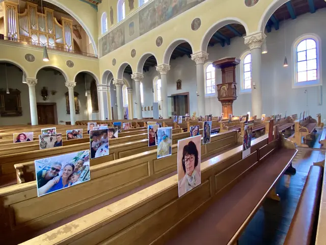 Als in der Corona-Pandemie öffentliche Gottesdienste untersagt wurden, rief Stadtpfarrer P. Steffen Brühl die Gemeindemitglieder auf, Fotos von sich zu schickten, die er dann an die Bänke der Stadtpfarrkirche klebte. | Foto: P. Steffen Brühl
