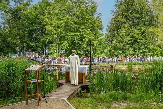 „Immer mal wieder neue Räume zu erschließen, macht mir Spaß“, sagt Stadtpfarrer P. Steffen Brühl. „Eine besondere Entdeckung war für mich der Schlossweiher. Ein toller Ort, um Gottesdienst zu feiern.  | Foto: Pfarrei St. Jakobus maj.