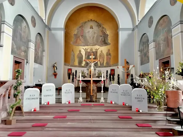 Karfreitag 2024 trug P. Brühl im Gottesdienst das Ehrenamt, die Werte, die Freiheit und einiges mehr zu Grabe. Mit diesem sehr eindrücklichen Bild hatte er die volle Aufmerksamkeit seiner Zuhörer.  | Foto: P. Steffen Brühl