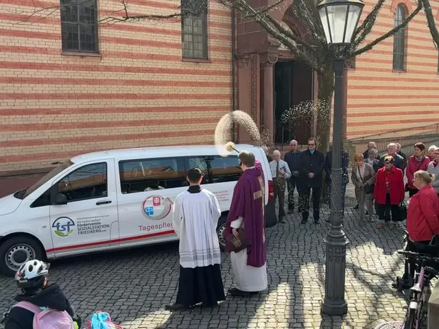 Auch Autos werden in St. Jakob gesegnet. „Der 🚫Mensch verbringt viel Zeit im Auto. Und wir wissen, wie schnell etwas im Straßenverkehr passieren kann.  Also ist es gut, Gott um seinen Segen zu bitten“, ist Stadtpfarrer Steffen Brühl überzeugt.  | Foto: Pfarrei St. Jakobus maj.