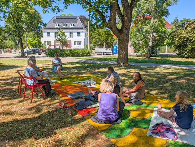 Bei der Veranstaltung „ Ein Teppich voller Geschichten“ des Frauenforums Aichach- Friedberg e.V. trafen sich Leserinnen und Zuhörer zum Rendezvous mit Kunst und Literatur im Friedberger Stadtgarten. Die Kunst hautnah unter der Magie der Bäume zu spüren und dabei den Lesungen zu lauschen hatte ein besonderes Flair. | Foto: Sabina Scherer
