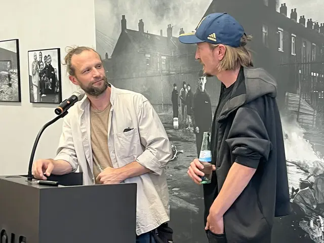 Florian Müller, Kurator der Ausstellung, (links) im Gespräch mit Toby Binder (rechts)
