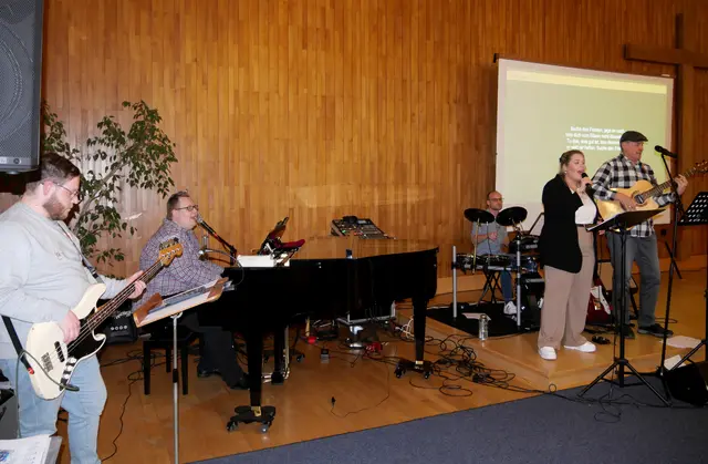 Das Foto zeigt die Band um Daniel Drückes bei der Worship-Night im März 2023.
Foto: Jürgen Muthmann
