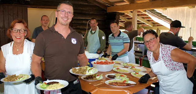 Erstmals servieren die Meitinger Fischer in diesem Jahr ihren Gästen beim Sommerfest an zwei Tagen Fischspezialitäten aus der Pfanne, vom Grill und aus der Räucherkammer. | Foto: Peter Heider