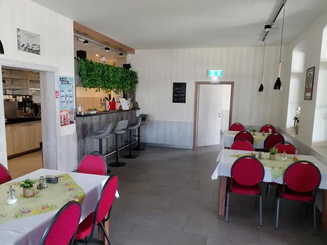 Die Innenräume des Restaurants sind freundlich und hell gestaltet.