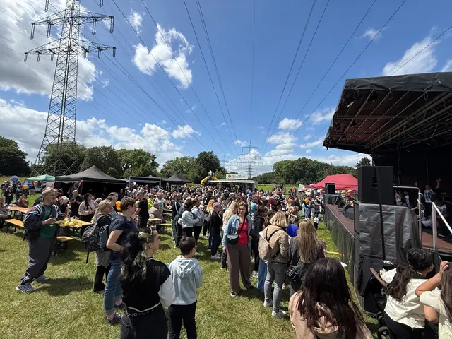 Auch beim diesjährigen Röttgersbacher Frühlingsfest konnten sich die Kinder bei vielen Spielangeboten kreativ entfalten. Zudem labte man sich an den kleinen Gaumenschmankerl, prostete einander zu und führte lebhafte Gespräche.
Fotos: WoGe Hamborn

