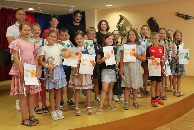 Stolze Musiker stellten sich mir ihren Lehrern nach den gelungenen Juniorprüfungen zum Erinnerungsfoto.
