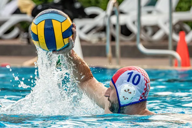 Jubel bei den Lehrter Wasserballern: Kevin Bebek erzielte mit dem Schlusspfiff den Siegtreffer.  | Foto: Alexander Placzek