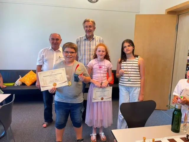 Die drei Sieger bei den Älteren. Von links nach rechts Max Wölfle (Stadtmeister), Naomi Kol (3. Platz) und Malika Abdullayeva (2. Platz) mit den Spielleitern Klaus Greiner und Peter Freitag. | Foto: Stadt Gersthofen