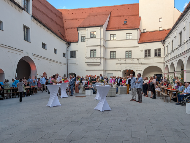 Zahlreiche Gäste folgten der Einladung der Stadt Friedberg zum Sommerempfang 2026 im historischen Wittelsbacher Schloss. Bürgermeister Roland Eichmann stellte in seiner Ansprache den Zusammenhalt der Stadtgesellschaft, das Ehrenamt und die Zukunftsentwicklung Friedbergs in den Mittelpunkt. | Foto: FSeventfoto