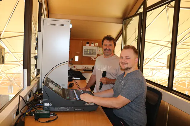 Peter Igelspacher und Sebastian Schuster in der Kommandozentrale über dem großen Saal. 
