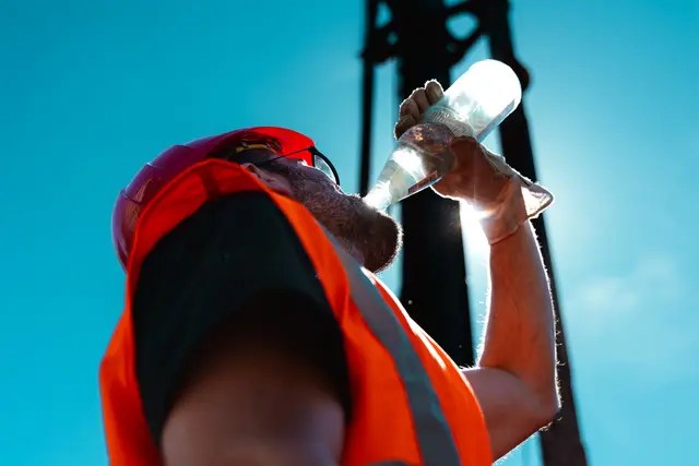 Bloß reichlich Wasser trinken: Wer draußen in der Sommerhitze arbeitet, braucht jede Viertelstunde einen kräftigen Schluck Wasser. „Dabei ist das Durstlöschen Sache des Chefs: Er muss nämlich für eine ‚Getränke-Flatrate‘ sorgen“, sagt Karl Bauer von der IG BAU Schwaben.
 | Foto: Florian Göricke