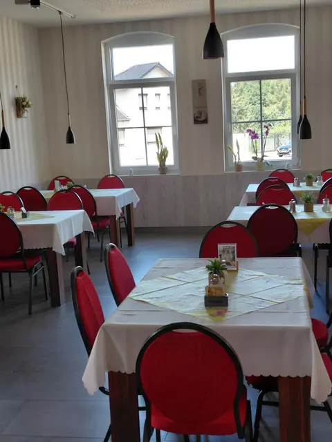 Die Innenräume des Restaurants sind freundlich und hell gestaltet.