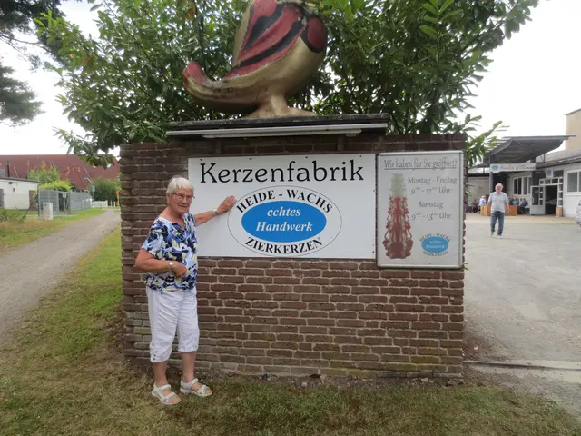 Hier ist der Eingang zur Kerzenfabrik   
                         Heidewachs edles Handwerk
                                  Zierkerzen.
