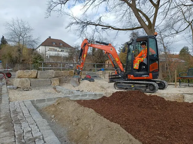 F. Adam bei den Baggerarbeiten