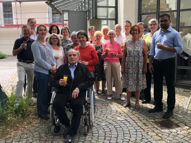 Foto: Der Ellgauer Kirchenchor freute sich am Festtag über den Besuch des langjährigen Chorsängers Michael Dyck (im Rollstuhl). 