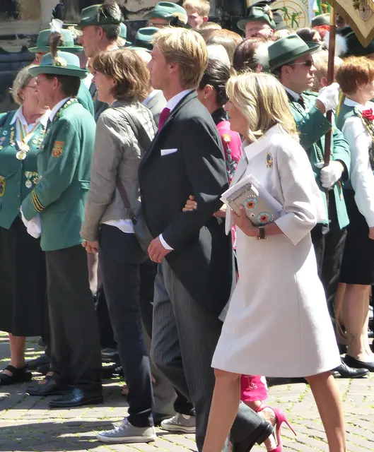 Mutter Chantal Hochuli, die einst mit Vater Ernst August verbunden war, mit Sohn Prinz Christian. Vater Ernst August, der amtlich immer noch mit Caroline von Monaco verheiratet ist, kam wegen Erbstreitigkeiten nicht zur Hochzeit nach Hannover. | Foto: Kurt Wolter